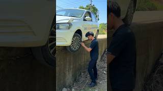 When the car wheel accidentally falls off a road bump a technique how to save yourself quickly [upl. by Gale]