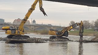 Carola Brücke Dresden Bagger in der Flussmitte intensive Arbeiten von zwei Baggern inmitten der Elbe [upl. by Ronnoc]