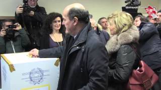 Elezioni 2013 Bersani vota a Piacenza quotOggi è una festa non cè neve che tengaquot [upl. by Yelnikcm]