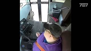 🇺🇸 Un garçon de 13 ans prend le contrôle dun bus scolaire après lévanouissement du chauffeur [upl. by Nnylyar466]