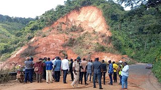 URGENT  La chaussée sécroule à la falaise de Dschang  Piétons et motocyclistes prenez garde [upl. by Halsted485]