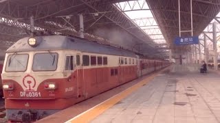 Chinese Train Xian  Yangzhou departing from Hefei Railway Station [upl. by Maite]