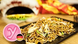 chinesisch GEBRATENE NUDELN wie beim Asiaten  Imbiss mit Hühnchen Ei Gemüse vegetarisch möglich [upl. by Adna]