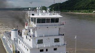 BIG Towboat MV VIKING QUEEN Pushing 42 Barges Northbound Mississippi River [upl. by Aneehsar]