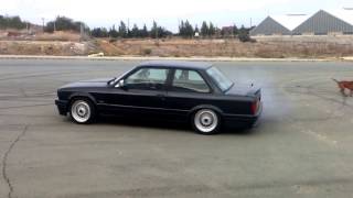 BMW E30 325i DONUTS  DRIFT [upl. by Nnairb45]