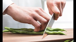 Umgang mit dem Messer  How to handle a kitchen knife ¬ Herdblog Kochschule [upl. by Ahsieyt]