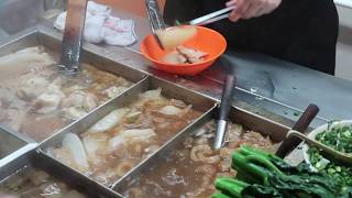 Ox tripe 牛肚 Radish 蘿蔔 fresh water fish cake 煎鯪魚肉餅 Chicken Feet 雞腳 九記牛雜粉麵 鵝頸橋熟食中心 [upl. by Aicilanna320]