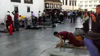 Tibet Lhasa Jokhang Temple チベット ラサ ジョカン寺前の五体投地 [upl. by Aicelet285]