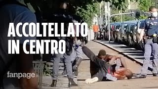 Lite in centro a Milano accoltellato alla schiena nei giardinetti dello spaccio [upl. by Yajnas]