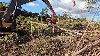 Volvo 220 com Garra Florestal Duramix em operação [upl. by Akkire893]