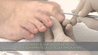 Cómo empujar las cutículas de uñas de los pies  Tips para pedicuría [upl. by Annawot]