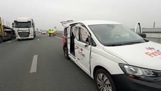 Bestelwagen rijdt in op vrachtwagen op A11 in Dudzele [upl. by Doner]