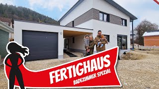 Fertighaus von regionaler Zimmerei mit BadezimmerSpecial  Home Tour  Hausbau Helden [upl. by Perrin]