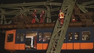 Personenrettungsübung aus Wuppertaler Schwebebahn am 27032015  OTon [upl. by Glory]