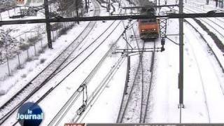 Neige le trafic SNCF perturbé Centre [upl. by Lemmueu515]