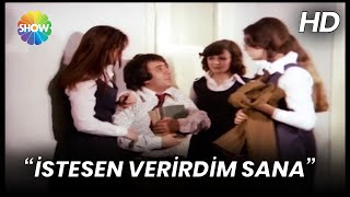 Yasemin Hüsnüyü soydu  Sınıfta Şenlik Türk Filmi [upl. by Anitnamaid315]