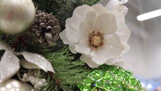 Comment décorer un sapin de Noël  Astuce 3 Sapinage et fleurs artificielles [upl. by Sloan416]