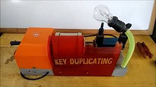 Como Retirar a Fresa para Troca e Conferir Empeno Copiadora de Chaves Key Duplicator [upl. by Dnesnwot941]