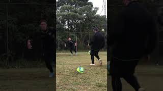 SEGURANDO FIRME NA BOLA 😏 LÁ ELE futebol goleiro treino [upl. by Miett]