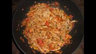 Pasta saus met tomaten en tonijn [upl. by Hanzelin]