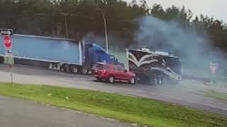 MOTORHOME PULLS OUT IN FRONT OF 18 WHEELER Truck driver deserves an award UNBELIEVEABLE OUTCOME [upl. by Sternberg]