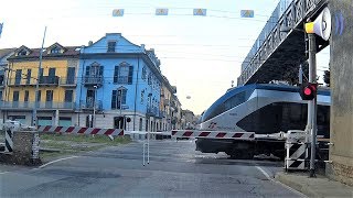 Passaggio a livello Nizza Monferrato AT Corso Acqui treno in transito  railroad crossing [upl. by Ettenim]