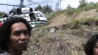 Helicopter angkut Mobil Ilaga Puncak Papua 320 [upl. by Arluene401]