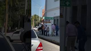 Cuitláhuac González fue captado mientras entregaba una hielera con sueros a músicos en Culiacán [upl. by Haye]