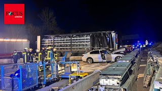 Lkw hinterlässt auf der A1 eine Spur der Verwüstung [upl. by Fasano]