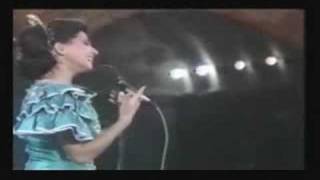 Magida El Roumi 3am Yisaluni 3alaik El Nas Jerash 1986 [upl. by Miyasawa]