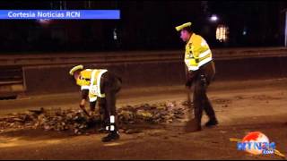 Alcantarilla destapada en Bogotá causa accidente dejando herido a un motociclista [upl. by Erdnua]