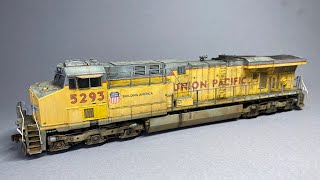 Showcase Athearn Genesis Union Pacific 5293 ES44AC H0 scale weathered [upl. by Frere362]