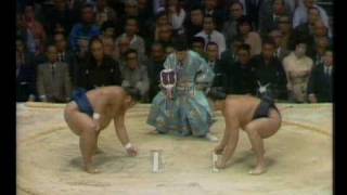 Asahifuji vs Kotokaze  Kyushu 1984 旭富士 対 琴風 [upl. by Naliorf113]