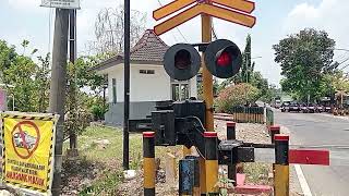 Menunggu kereta lewat di palang pintu Baureno Bojonegoro [upl. by Aivad851]