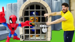 Avventure con i giocattoli Spiderman e Paw Patrol nel castello fiabesco Asilo con i giocattoli [upl. by Eyeleen]