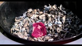 RECEPT  Ribeye steak op de houtskool van de barbecue [upl. by Novyert881]