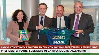 Calcio consegnata a Fontana maglia con incisioni rupestri della Feralpisalò [upl. by Tuppeny648]