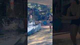 El balde 🪣 de 💦 feliz 😀🤪 viralvideos bromas shorts video reels youtubeshorts funny [upl. by Anniahs778]