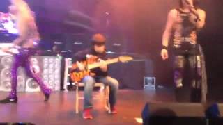 Niño de 11 años reta al guitarrista de Steel Panther [upl. by Humph]