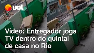 Entregador arremessa aparelho de TV por cima de portão de casa no Rio vídeo flagra momento [upl. by Iams882]