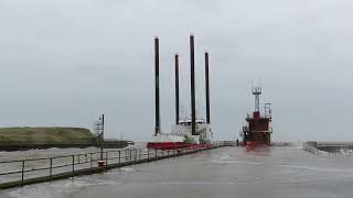 Sea Jacks board coming into Great Yarmouth [upl. by Inol]