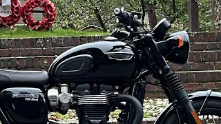 Triumph Bonneville T120 v Triumph Street Twin  Which is Best [upl. by Maidie]