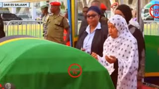 SEE WHAT HAPPENED TO LATE TANZANIA PRESIDENT ALI HASSAN MWINYI WIFE CRYING AS PAY HER LAST PRAYER 😭😭 [upl. by Dnilazor]