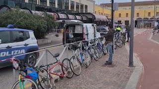 Aggredisce agenti con un coltello ucciso da tre colpi di pistola al petto [upl. by Gearhart]