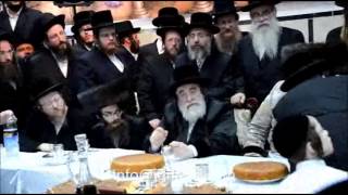 Viznitz Rebbe Attends Bris Of A Grandson Of The Pittsburgh Rebbe  Tamuz 5775 [upl. by Inhsor]