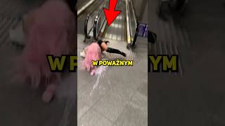 Sprawdź TO przed wejściem na schody ruchome 😨 shorts viral [upl. by Fugazy919]