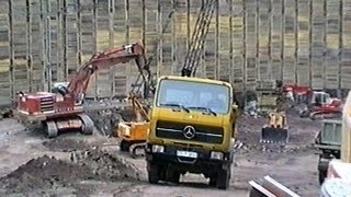 Mega Baugrube in Stuttgart mit Liebherr R962 LkwOldtimer Show ua 24011989 1 [upl. by Adnuahsal442]