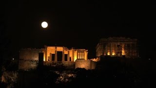 La Supermoon sélève audessus de lAcropole dAthènes [upl. by Anaihk]