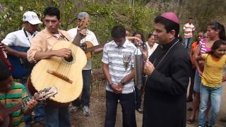 Mons Rolando Álvarez tocando guirros [upl. by Yobybab384]