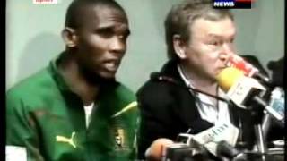 Samuel Etoo menace un journaliste [upl. by Lilla297]